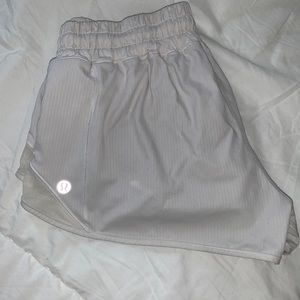 lululemon 2.5” hotty hot shorts